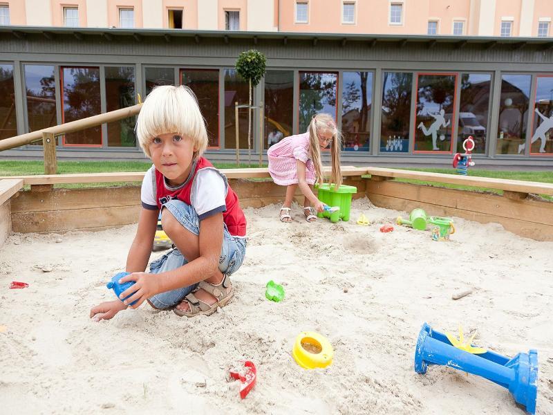 Jufa Hotel Weinviertel - Eselsmuehle Seefeld-Kadolz エクステリア 写真