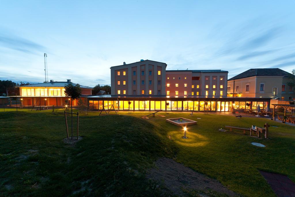 Jufa Hotel Weinviertel - Eselsmuehle Seefeld-Kadolz エクステリア 写真